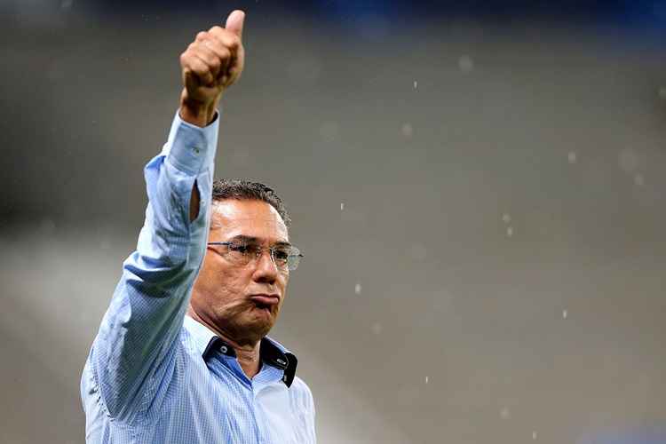 Luxemburgo ficou apenas três meses no comando do Tianjin Songjiang, da China
