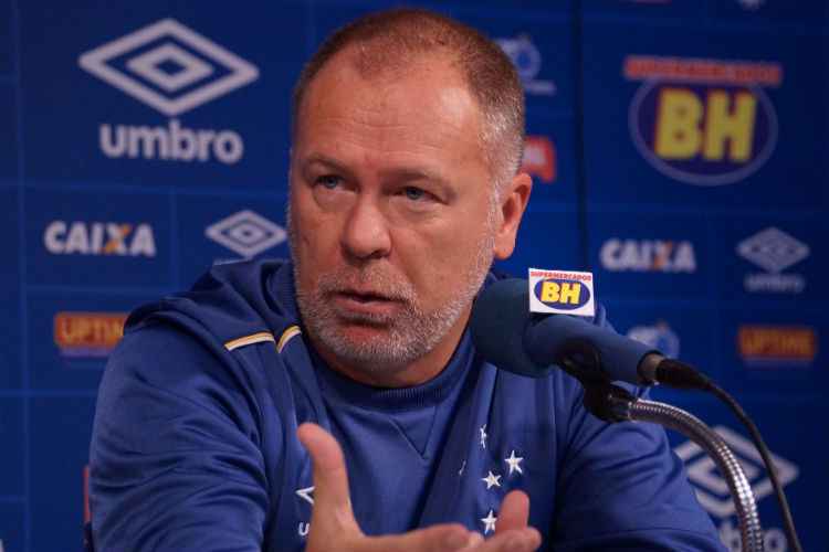 Treinador celeste deve escalar Henrique, Hudson e Ariel Cabral como volantes na partida contra o Santos