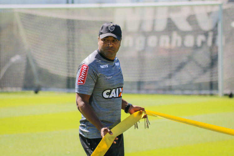 Roger Machado ainda não poderá contar com o meia-atacante Valdívia