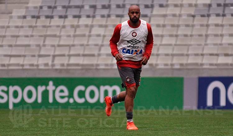 Zagueiro Thiago Heleno está confirmado no time do Atlético-PR para o confronto contra o Flamengo