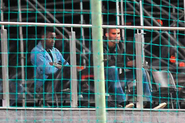 Roger Bernardo acompanhou jogo do Atlético no Independência, ao lado do zagueiro Leonardo Silva