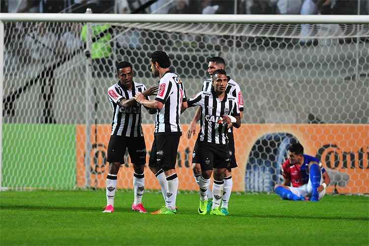 Com preocupação com o goleiro adversário, jogadores do Galo comemoram timidamente o segundo gol