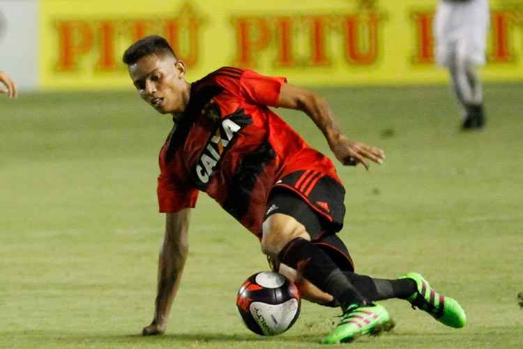"Às vezes erra onde não pode errar, o que é normal pela idade, mas não se amedronta", avaliou o técnico