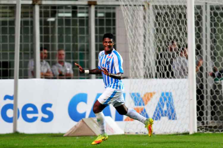 Apesar de muitas chances do América, Paysandu abriu o placar com Rodrigo Andrade, aos 43