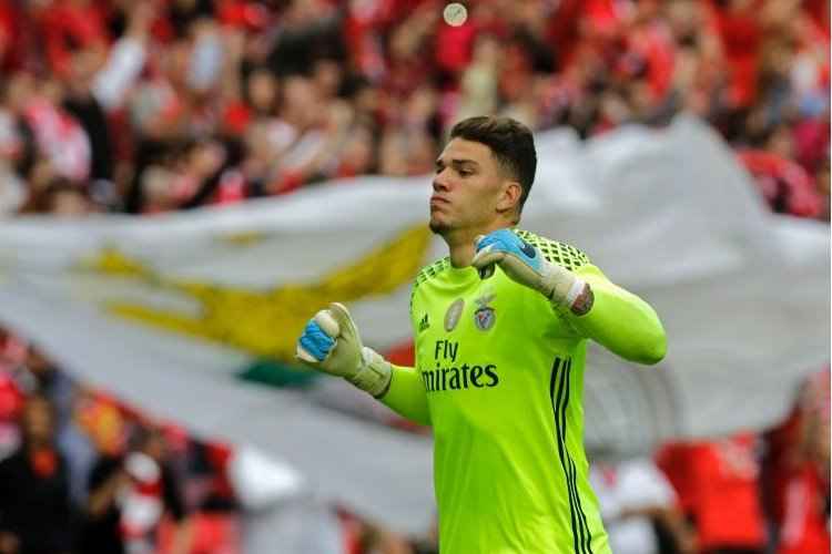Ederson colocou o veterano Júlio César no banco do Benfica e chegou à Seleção