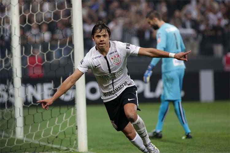 Os gols de Romero (foto) e Jô colocaram time paulista na liderança isolada do Brasileiro