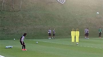 Valdívia assume a bola parada do Atlético com as ausências dos selecionáveis Otero e Cazares