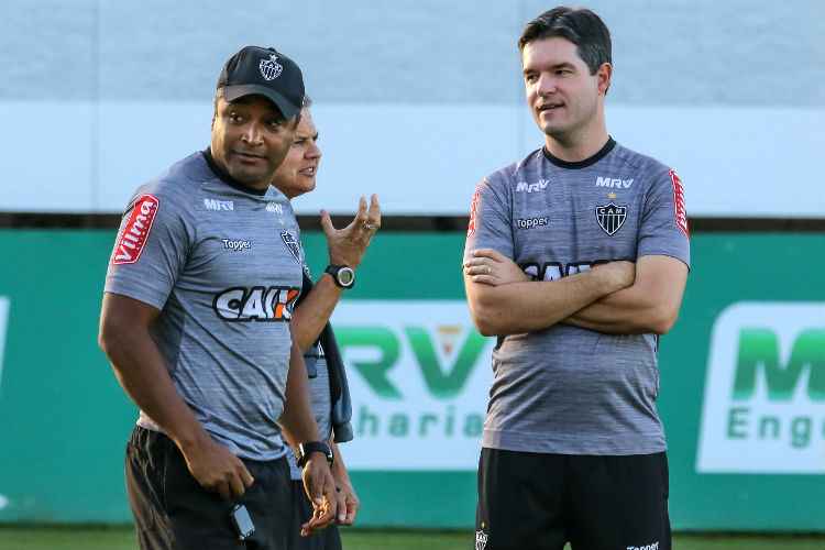 Roger Machado (E) promoveu três mudanças no Atlético em relação ao time que enfrentou o Palmeiras