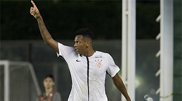 Jô voltou a balançar as redes e contribuiu para goleada do Corinthians no Rio de Janeiro