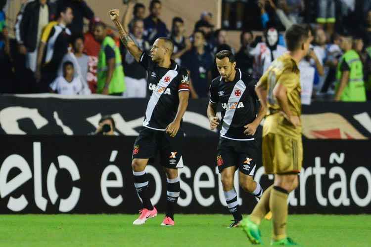 Luis Fabiano na área, de cabeça, marcou o primeiro gol da partida em São Januário