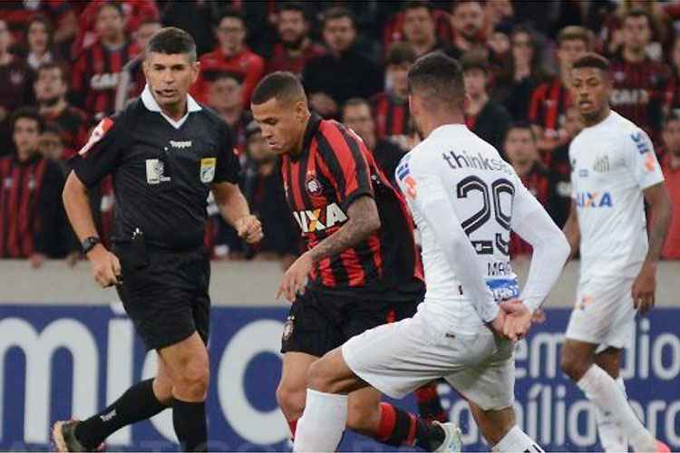 Atlético-PR leva a melhor diante do Atlético-PR, que perde em casa e fecha rodada na lanterninha 