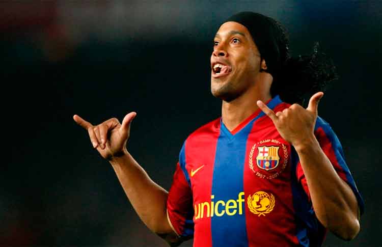 Ronaldinho Gaúcho voltará ao Camp Nou, estádio onde brilhou com a camisa do Barcelona