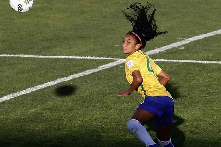 Zagueira pernambucana Thais Regina tem, no currículo, passagem pelas seleções brasileira de futebol