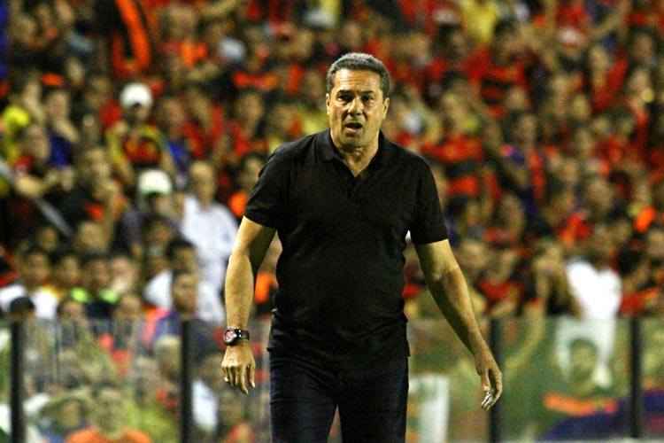 Vanderlei Luxemburgo disse que a falta de treinos acaba levando o time aos erros excessivos de passe