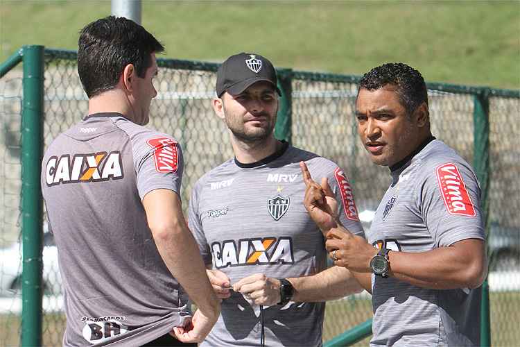 Roger Machado e comissão técnica aguardam por Fred e Yago para confirmar time que pega São Paulo