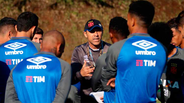 Milton Mendes conversou com seus jogadores, mostrando a importância da vitória para o Vasco