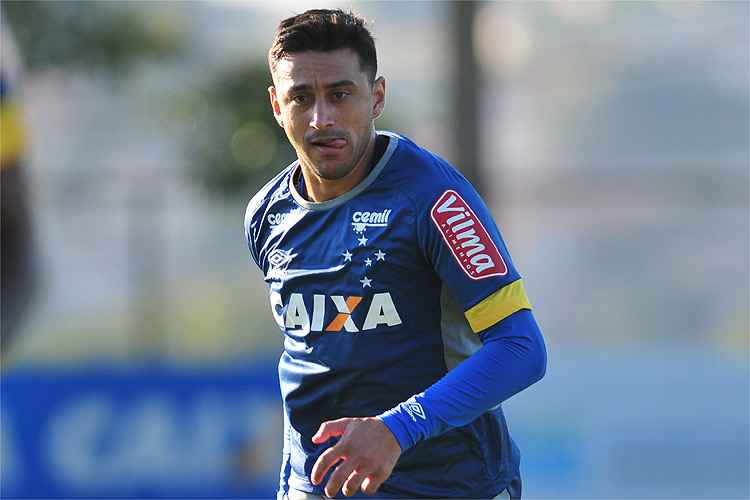 Depois de desfalcar o Cruzeiro em derrota para o Corinthians, Robinho estará de volta nesta segunda