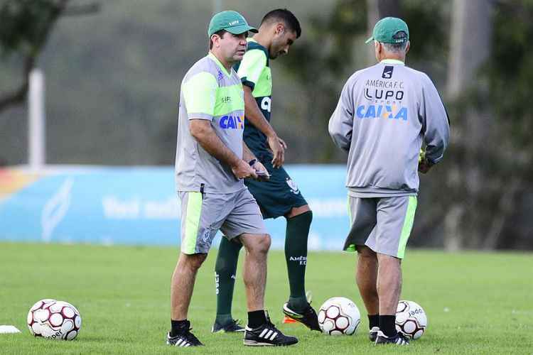 Enderson trabalhou bolas paradas e não mostrou a equipe que entrará em campo nesta terça-feira