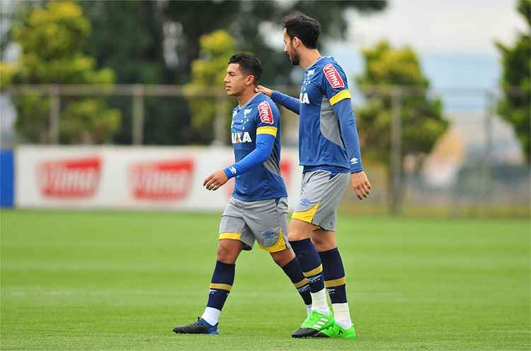 Lucas Romero forma dupla de volantes com o também argentino Ariel Cabral, que vive grande fase