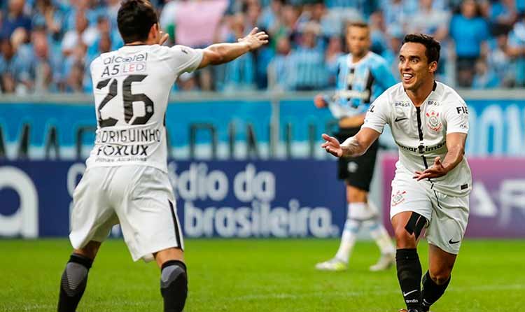 Jadson (D) marcou o gol de mais uma vitória do Corinthians no Campeonato Brasileiro
