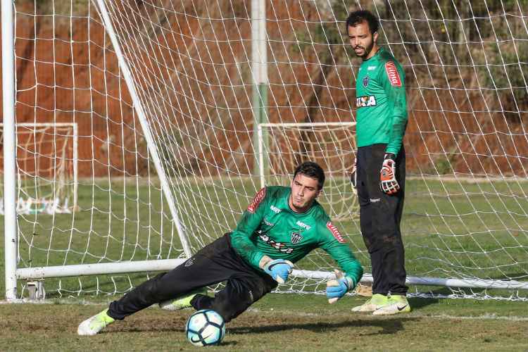 Jovem Cleiton (abaixo) entra no lugar de Giovanni (de pé), que sentiu dores na costela e foi vetado