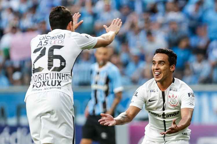 Jadson comemora gol com Rodriguinho: ninguém consegue parar o Corinthians