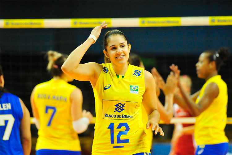 Em noite inspirada no Mineirinho, Natália comandou a Seleção na vitória tranquila diante da Polônia