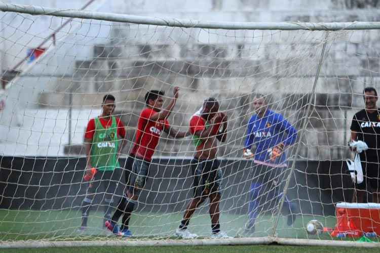 Aniversariante do dia, volante Ronaldo foi alvo de brincadeiras por parte do elenco rubro-negro