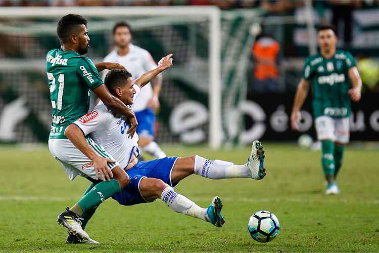 Thiago Neves foi um dos jogadores mais lúcidos do Cruzeiro ao longo dos 90 minutos do jogo em São Paulo