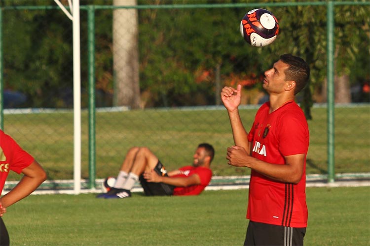 Decisão sobre a permanência de Diego Souza está nas mãos do próprio jogador rubro-negro