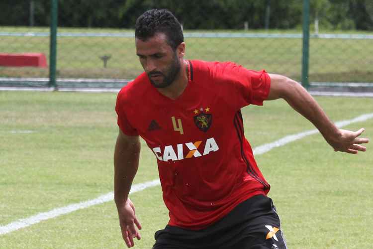 Zagueiro Ronaldo Alves foi contratado pelo Leão junto ao Náutico, no dia 20 de junho do ano passado