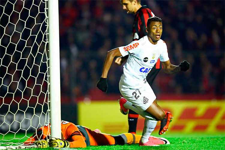 Bruno Henrique aproveitou rebote de Weverson e empurrou para as redes, virando para o Santos