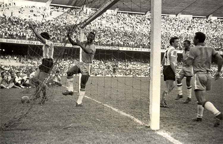 Imagem do primeiro gol de Pelé pela Seleção, justamente em sua estreia, diante da Argentina