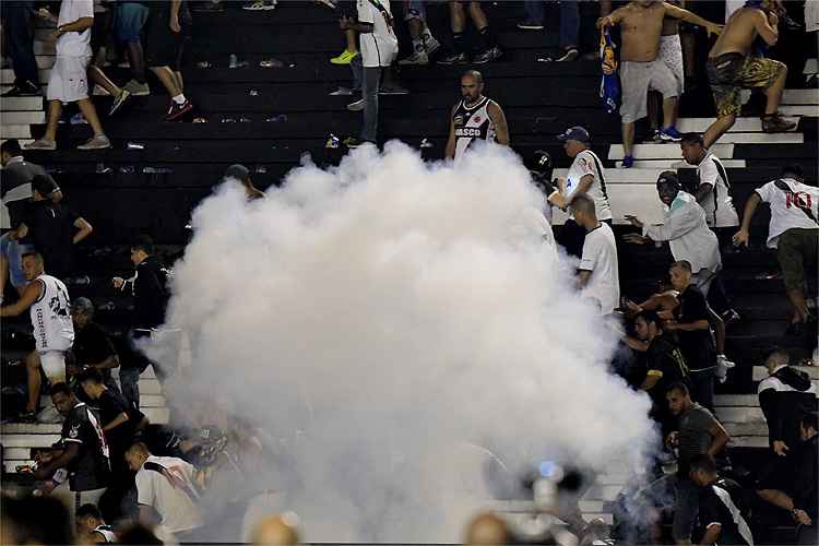 Polícia Militar passou a lançar bombas de efeito moral em direção à arquibancada de São Januário
