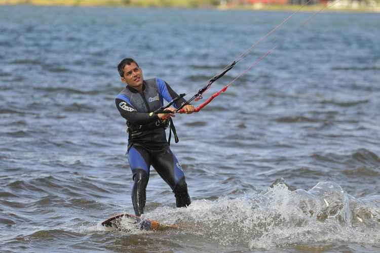 Daniel Badke enfrentando o frio no Lago Paranoá: época ideal para o kitesurf