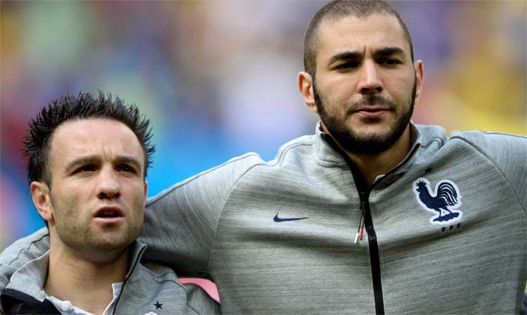 Benzema (d) foi transformado em réu por supostamente chantageado seu então companheiro de seleção, Mathieu Valbuena (e), após o surgimento de um vídeo com conteúdo sexual