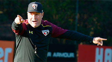 Ex-auxiliar técnico, Pintado atribui a Cueva a decisão de não viajar para o clássico