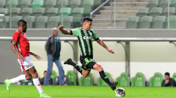 Renan Oliveira sentiu estiramento na coxa esquerda e foi substituído ainda no 1º tempo