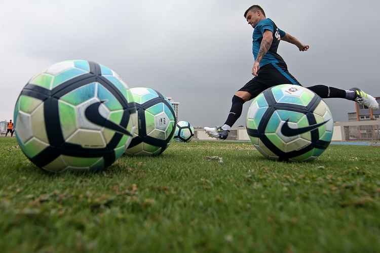 O lateral-esquerdo Victor Luis, do Botafogo, é um dos jogadores que fizeram gol de falta nesta Série A