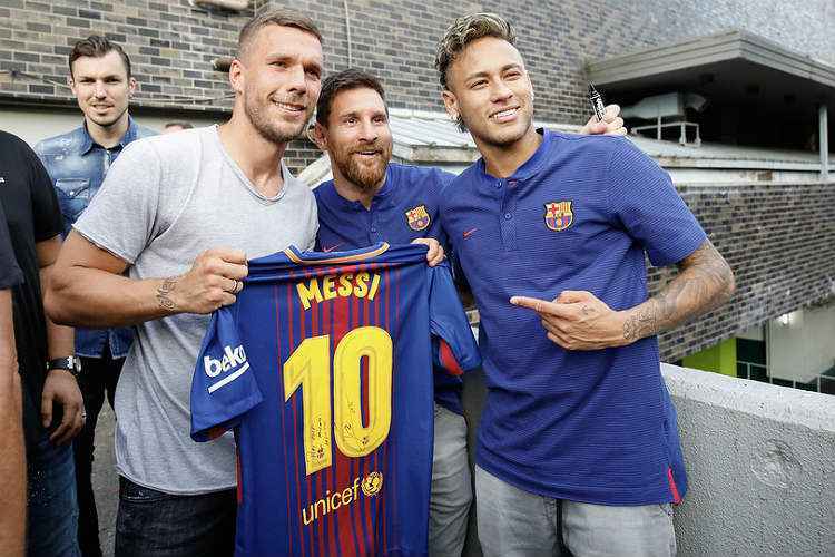 Lukas Podolski é presentado por Messi e Neymar no Japão, onde Barcelona faz pré-temporada