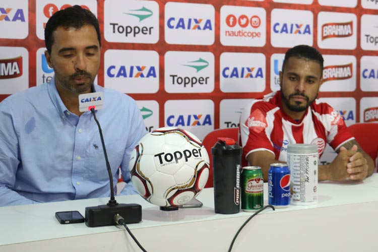 Regularizado, Diego Miranda foi apresentado nesta quinta-feira por Emerson Barbosa, vice de futebol
