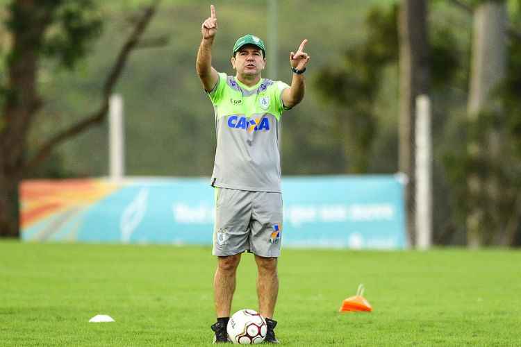 Enderson Moreira fez duas mudanças forçadas por lesões e tem a volta de Ernandes ao time titular