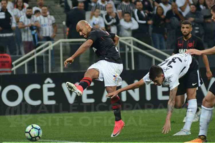 Jonathan marcou o primeiro gol da partida para o Atlético-PR