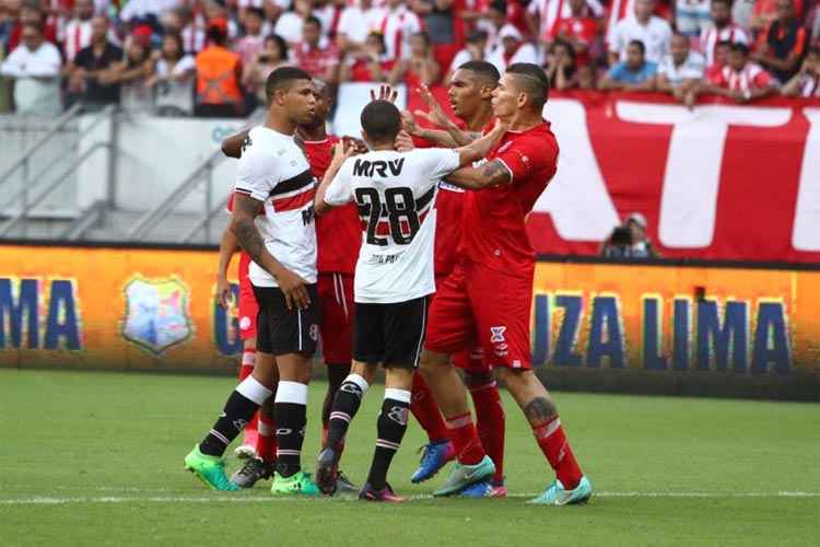 Breno Calixto foi um dos atletas mais efetivos do Náutico na marcação diante do Santa Cruz na Arena