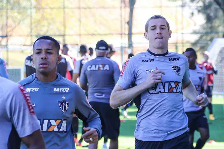 Enquanto Robinho segue no banco, Adilson retoma a titularidade na equipe