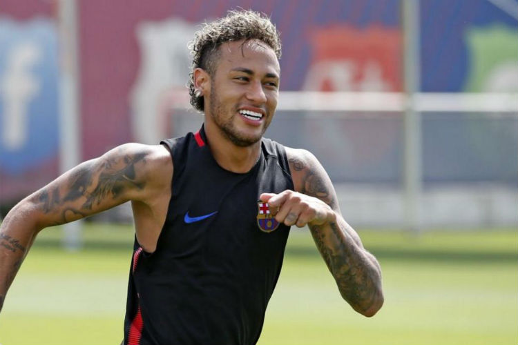 Craque brasileiro participou do último treinamento do Barça na Espanha antes de embarcar para os EUA