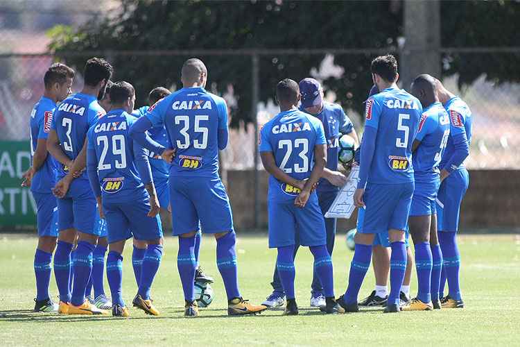 Técnico Mano Menezes conversou com equipe titular no treino da manhã desta quarta, na Toca II