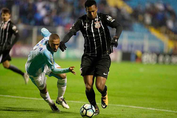 Corinthians, de Jô, não conseguiu superar o Avaí, ficou no empate e já vê o Grêmio chegando mais perto
