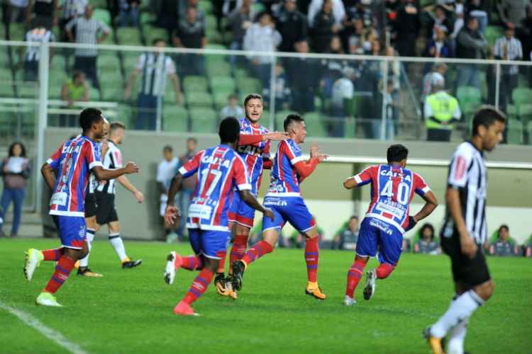 Juninho marcou os dois gols da vitória do Bahia; torcida deixou o Independência irritada com a equipe