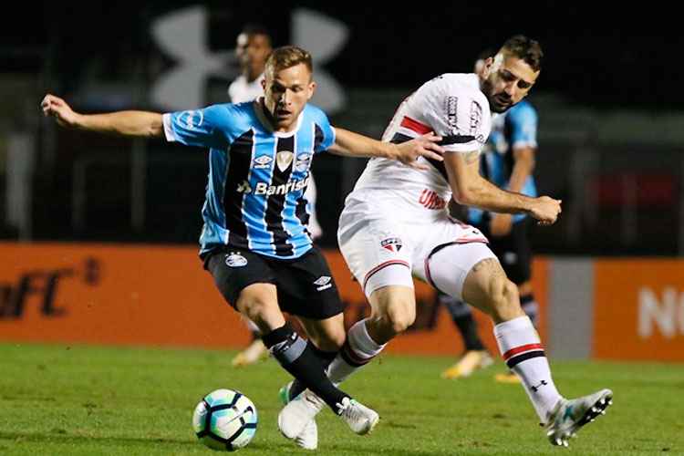 Empate por 1 a 1 no Morumbi não foi bom para São Paulo e Grêmio, mas corintianos festejam vantagem